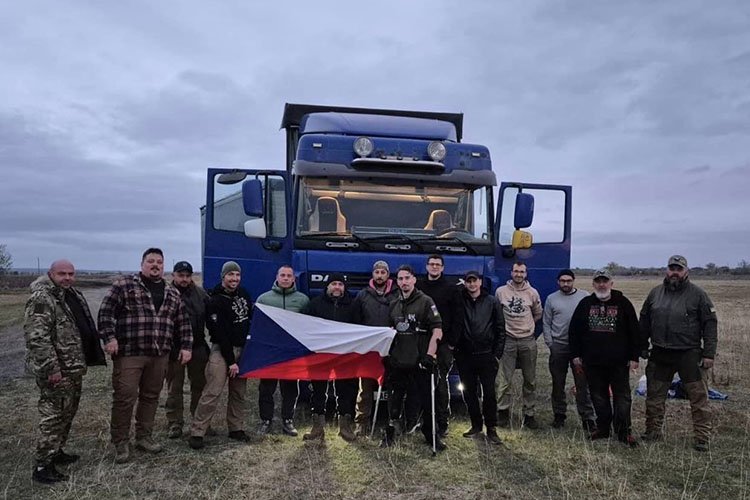 4.11.2024 - 503. praporu námořní pěchoty jsme přivezli náklaďák i s přívěsem