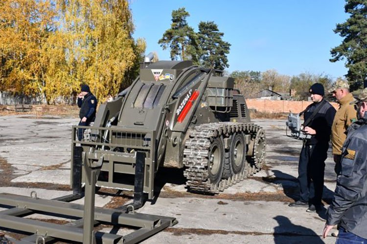 3.11.2024 - В Україні вже допомагає машина для розмінування Božena, про це домовилися чехи та словаки