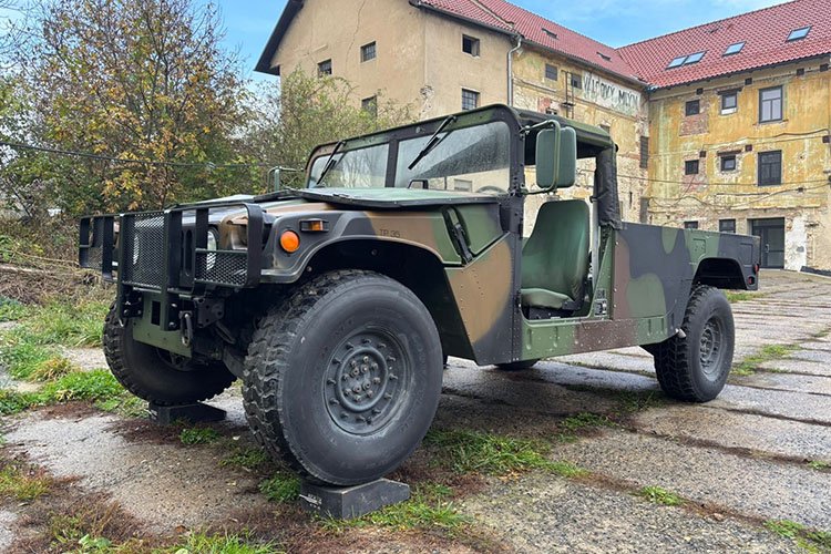 8.11.2024 - Продовжуються роботи над автомобілями швидкої допомоги Humvee