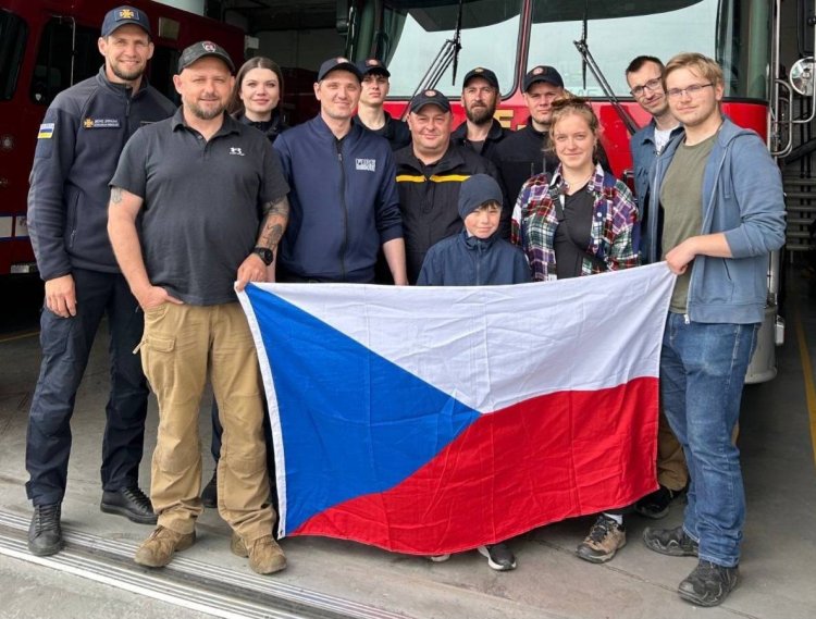„Víme, že nejsme sami v této válce a jsme moc rádi, že máme takové přátele jako jste vy,“ říká velitel dobrovolných hasičů v Oděse. Team 4 Ukraine jeho útvaru dovezl požárního robota Fireman.