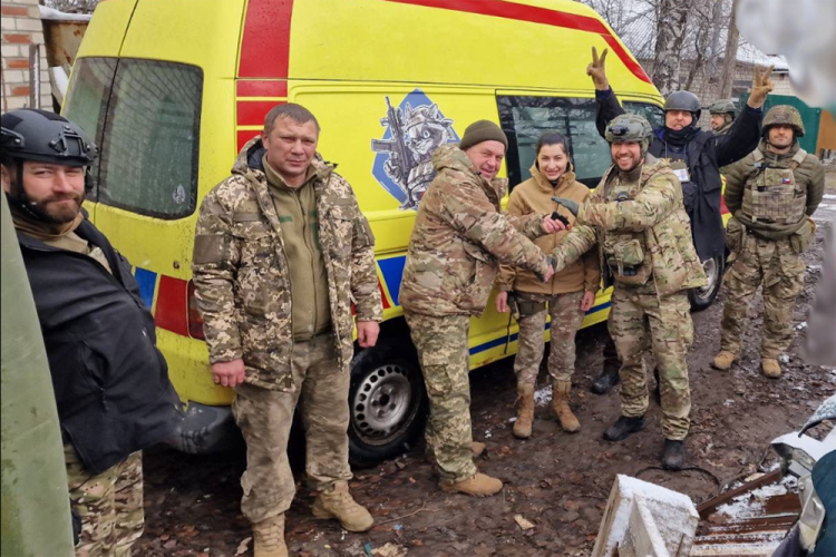 5.12.2023 - Sanitky na frontu nejezdí a zuby jsou důležitější než vlasy, říká velitelka lékárny bojující na Ukrajině